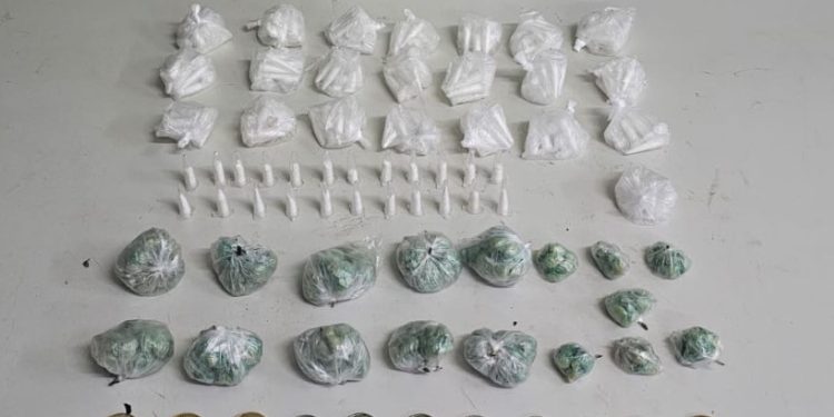 Indivíduo com sacola de drogas tenta fugir, mas acaba detido pela PM