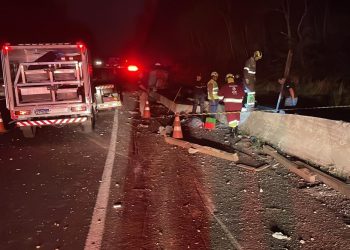 Tombamento de carreta com carga pesada deixa um morto e dois feridos em rodovia federal