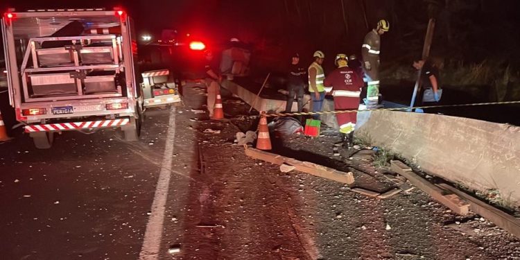 Tombamento de carreta com carga pesada deixa um morto e dois feridos em rodovia federal