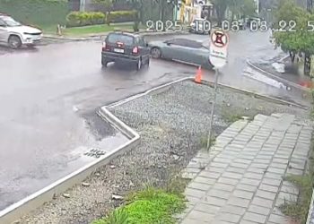 Em menos de 20 minutos, duas colisões são registradas na mesma rua em Curitiba