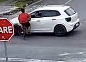 Adolescente em bicicleta avança a preferencial e colide violentamente em carro