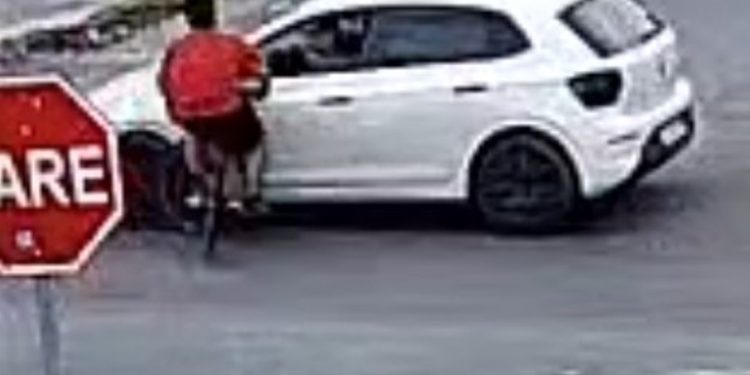 Adolescente em bicicleta avança a preferencial e colide violentamente em carro