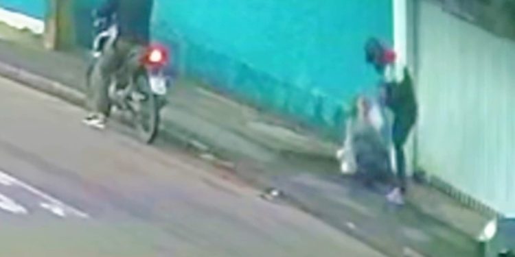 Mulher é jogada no chão em assalto no bairro Boqueirão em Curitiba