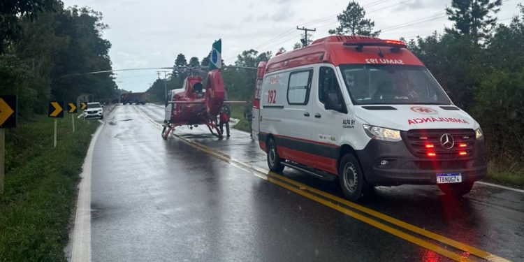 Idoso é sequestrado em carro, porém criminoso bate veículo e morre