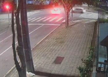 Motoristas furam o sinal vermelho e quatro ficam feridos em colisão