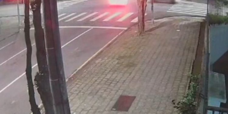 Motoristas furam o sinal vermelho e quatro ficam feridos em colisão