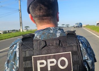 Homem pede ajuda para guardas consultarem seu nome e agentes descobrem que ele era foragido