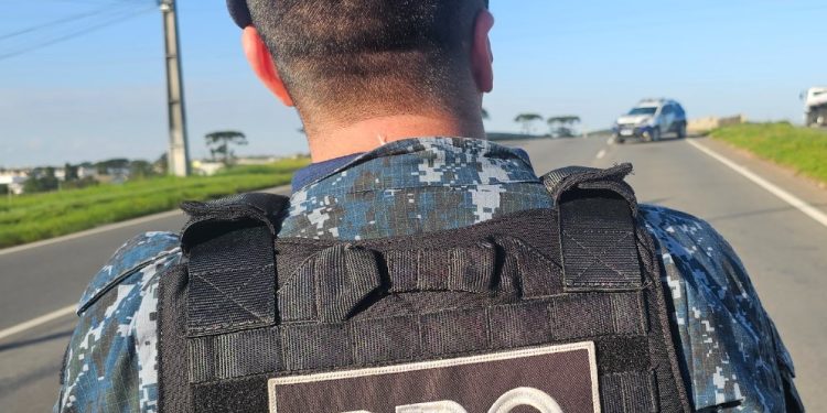 Homem pede ajuda para guardas consultarem seu nome e agentes descobrem que ele era foragido