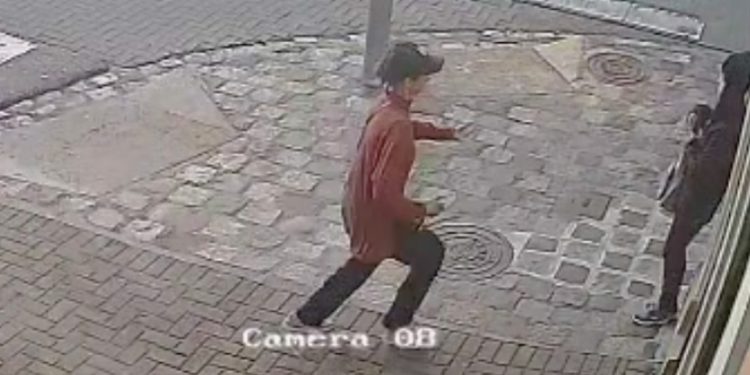 Guarda Municipal prende casal em flagrante após roubo e agressão a mulher no Centro de Curitiba, veja o vídeo