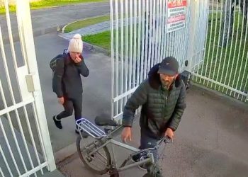 Trio invade condomínio e leva bicicletas e botijão de gás, em Curitiba, veja o vídeo