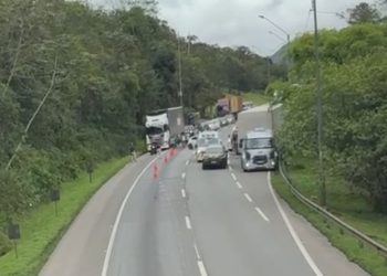 Grave acidente na BR-376 deixa uma vítima fatal e interdita totalmente a rodovia no sentido Santa Catarina