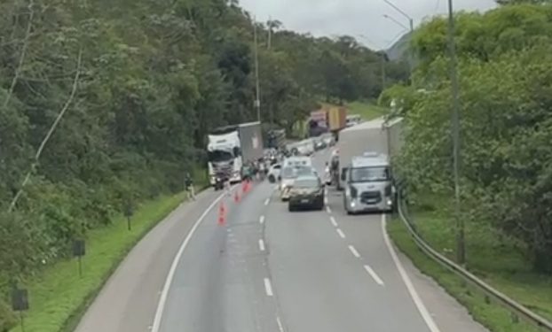 Grave acidente na BR-376 deixa uma vítima fatal e interdita totalmente a rodovia no sentido Santa Catarina