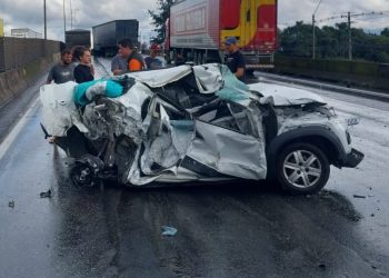 Carro fica destruído em colisão com carreta na BR-376