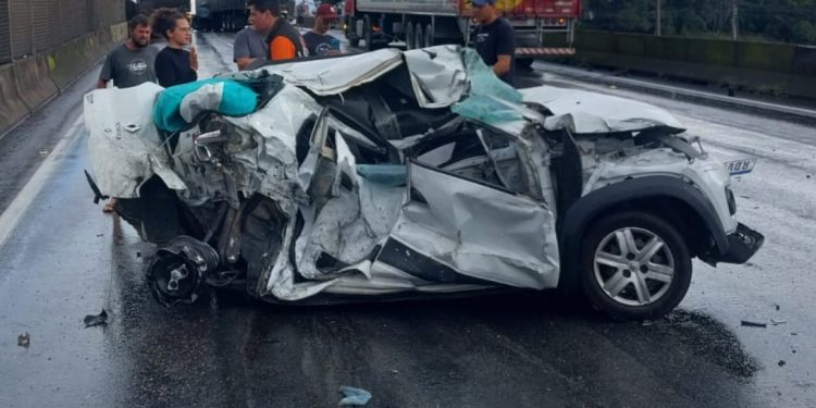 Carro fica destruído em colisão com carreta na BR-376