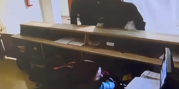 Mais uma invasão a condomínio é registrada em Curitiba; câmeras registraram a ação