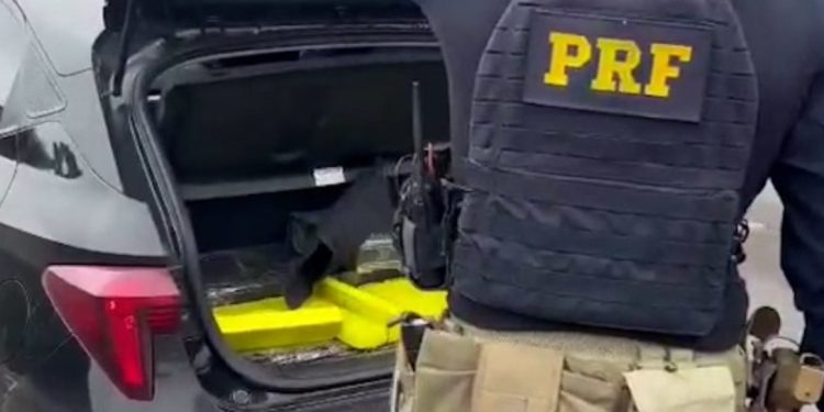 PRF apreende mais de 300 quilos de maconha após acompanhamento tático em alta velocidade na BR-277