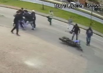 Homem em moto intimida e chama torcida organizada e leva surra em Curitiba