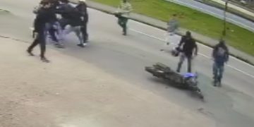 Homem em moto intimida e chama torcida organizada e leva surra em Curitiba