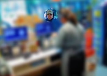 Criminoso anuncia assalto e leva dinheiro de posto em Curitiba