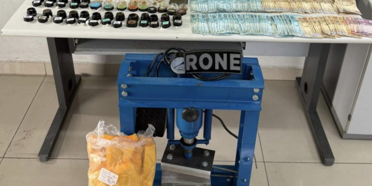 RONE detém mulher e apreende drogas no Tatuquara