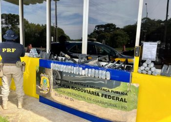 PRF apreende fuzis, pistolas e haxixe escondidos em veículo na BR-277