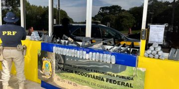 PRF apreende fuzis, pistolas e haxixe escondidos em veículo na BR-277