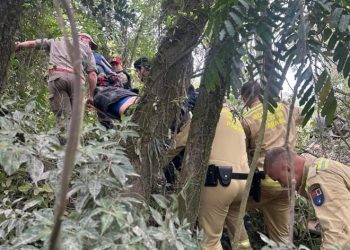 Equipe aeromédica realiza resgate após acidente e queda em ribanceira na Rodovia dos Minérios