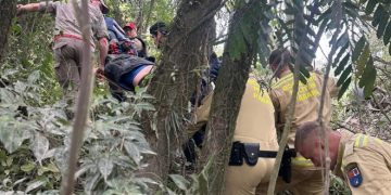 Equipe aeromédica realiza resgate após acidente e queda em ribanceira na Rodovia dos Minérios