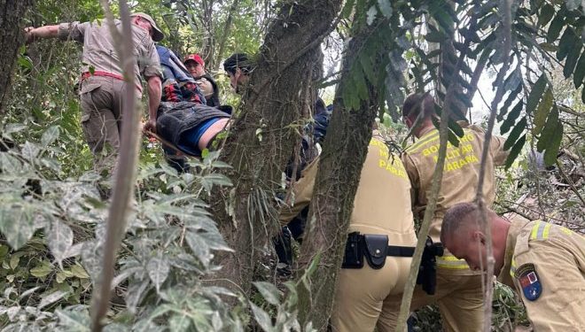 Equipe aeromédica realiza resgate após acidente e queda em ribanceira na Rodovia dos Minérios