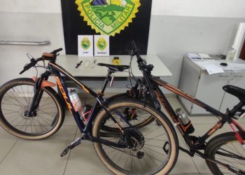CORP prende em flagrante ladrões de bike; um é tornozelado e outro foragido