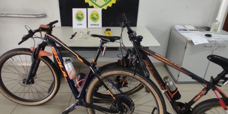 CORP prende em flagrante ladrões de bike; um é tornozelado e outro foragido