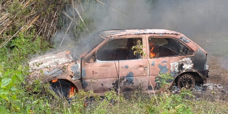 Veículo furtado é encontrado incendiado às margens da BR-116, em Fazenda Rio Grande