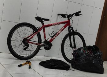 Homem é preso com fios de cobre furtados e ferramenta usada em arrombamentos no Água Verde; bicicleta roubada foi recuperada