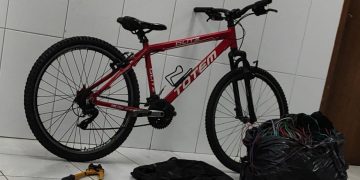 Homem é preso com fios de cobre furtados e ferramenta usada em arrombamentos no Água Verde; bicicleta roubada foi recuperada