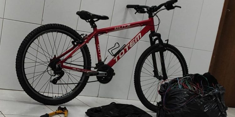 Homem é preso com fios de cobre furtados e ferramenta usada em arrombamentos no Água Verde; bicicleta roubada foi recuperada