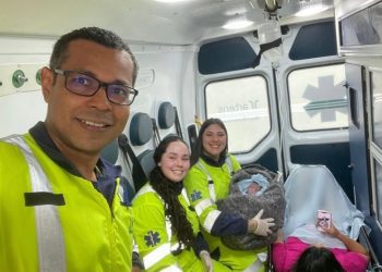 Socorristas da Arteris Régis Bittencourt realizam parto às margens da BR-116, em Campina Grande do Sul