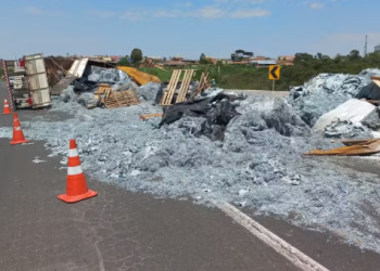 Motorista morre após caminhão tombar em curva da PR-151, em Carambeí
