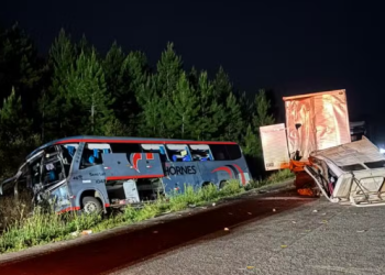 Grave acidente entre ônibus e caminhão deixa dois mortos e 23 feridos na PR-151