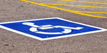 Câmara dos Deputados aprova aumento no valor da multa para quem estacionar em vaga reservada a pessoa com deficiência
