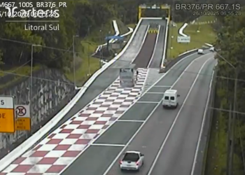 Ônibus com passageiros entra em área de escape na BR-376, em Guaratuba, após pane nos freios