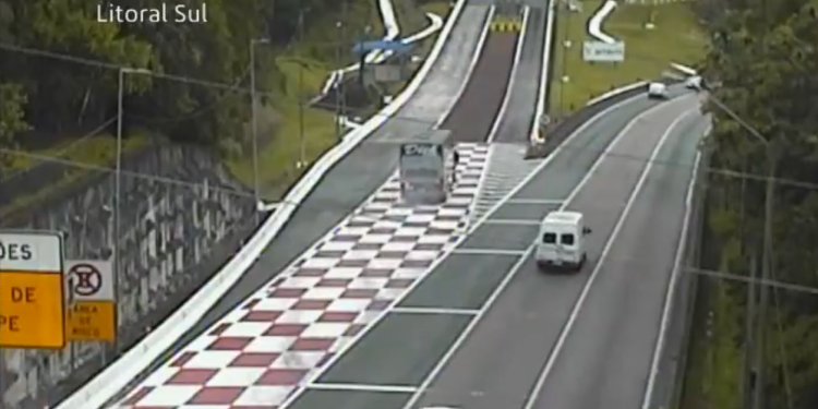 Ônibus com passageiros entra em área de escape na BR-376, em Guaratuba, após pane nos freios