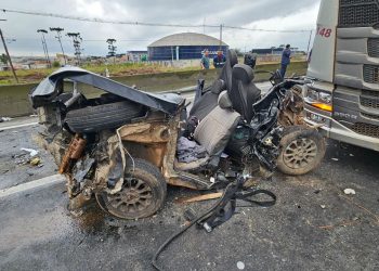 Engavetamento com sete veículos trava trânsito no Contorno Leste da BR-116