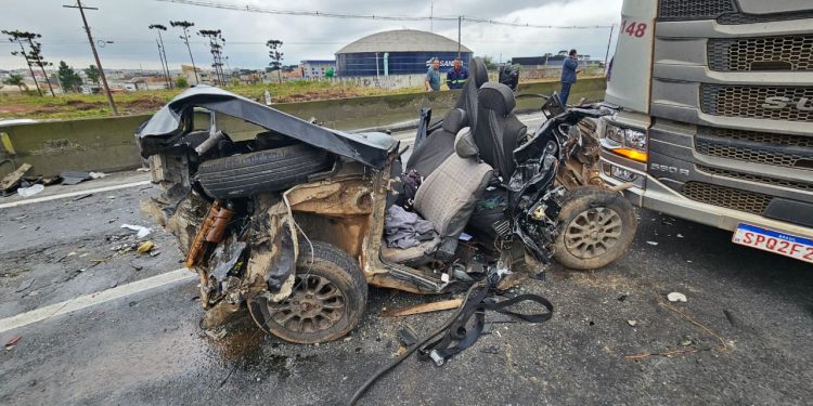 Engavetamento com sete veículos trava trânsito no Contorno Leste da BR-116