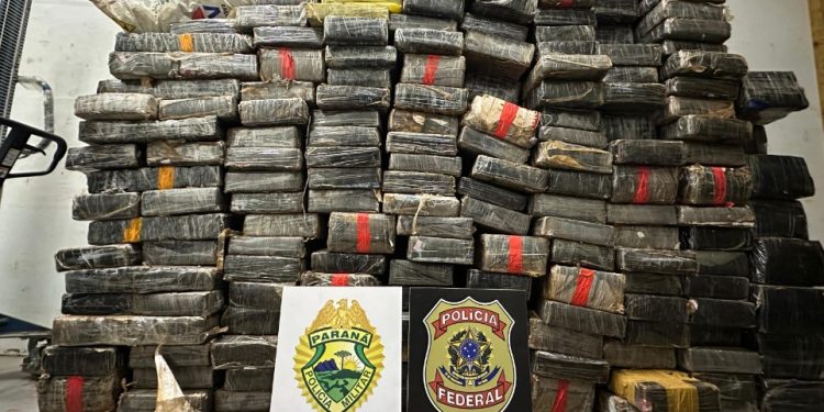 BPFRON e Polícia Federal apreendem mais de duas toneladas de maconha em caminhão carregado com soja em Toledo