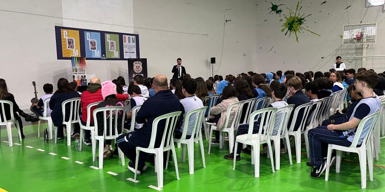 Polícia Civil realiza palestra em combate ao bullying e cyberbullying em colégio de Curitiba