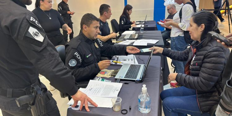 PCPR entrega aos reais donos celulares roubados que foram recuperados em ações policiais