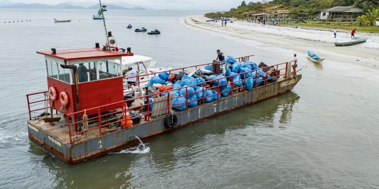 Mutirão de Limpeza das Praias da Ilha do Mel recolhe quase 11 toneladas de resíduos