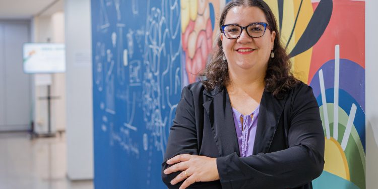 Professora da rede estadual concorre a vaga na final do concurso de livros do TikTok