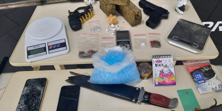 PCPR prende dois homens e apreende armas e drogas