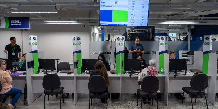 Sanepar oferta serviços sobre faturas e atende os cidadãos no Poupatempo Paraná